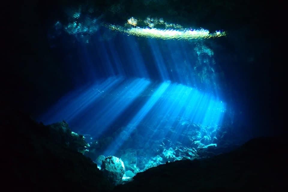 ユカタン半島の地底湖に潜る